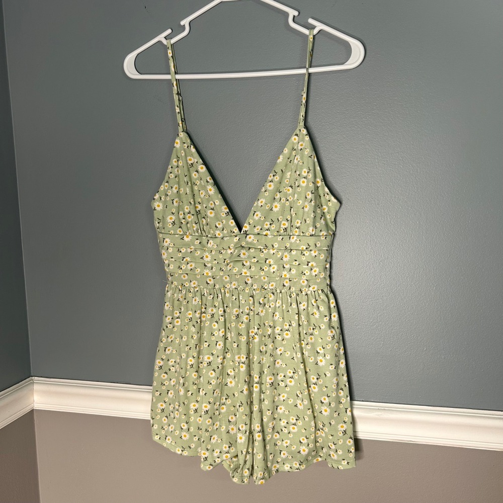 Forever 21 Sage Green Daisy Floral V-Neck Romper Small‎ Adjustable Straps